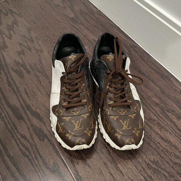 Louis Vuitton Run Away Sneaker Size 11 - Picture 3 of 3